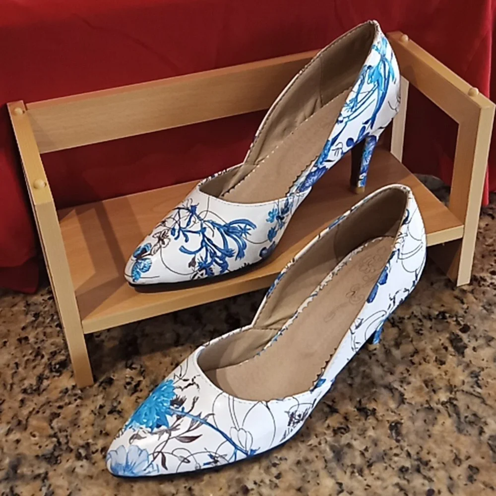 Lady's High Heels. Pointed Toe. Flower and Butterflies Pattern. Very Clean. - Picture 2 of 16